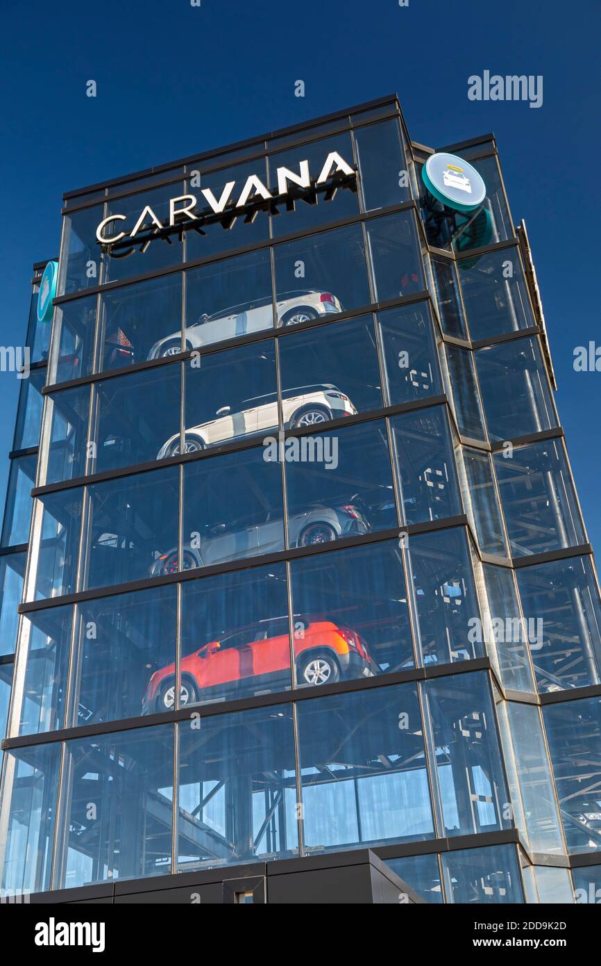 Novi, Michigan - un distributore automatico di auto Carvana nella periferia di Detroit. I clienti comprano le automobili usate dell'azienda in linea e possono prenderle in su ad un ven dell'automobile Foto Stock
