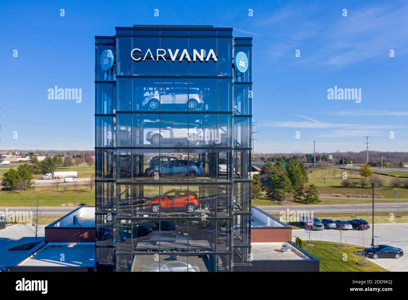 Novi, Michigan - un distributore automatico di auto Carvana nella periferia di Detroit. I clienti comprano le automobili usate dell'azienda in linea e possono prenderle in su ad un ven dell'automobile Foto Stock
