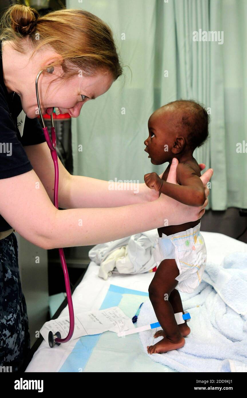 NO FILM, NO VIDEO, NO TV, NO DOCUMENTARIO - Lt. Jerri Gram, da Huntsville, Alabama, un medico a bordo della nave militare del comando ospedaliero di Sealift USNS Comfort (T-AH 20), sorride a una femmina infante durante un esame il giovedì 21 gennaio 2010. Il neonato era accompagnato da sua madre e veniva trattato dal personale medico Comfort per la disidratazione. Il comfort è ancorato al largo delle coste di Haiti e sta supportando l'operazione Unified Response dopo un terremoto di grandezza 7.0 causato gravi danni vicino a Port-au-Prince, Haiti. Foto di Edwardo Prano/U.S.A. Navy/MCT/ABACAPRESS.COM Foto Stock