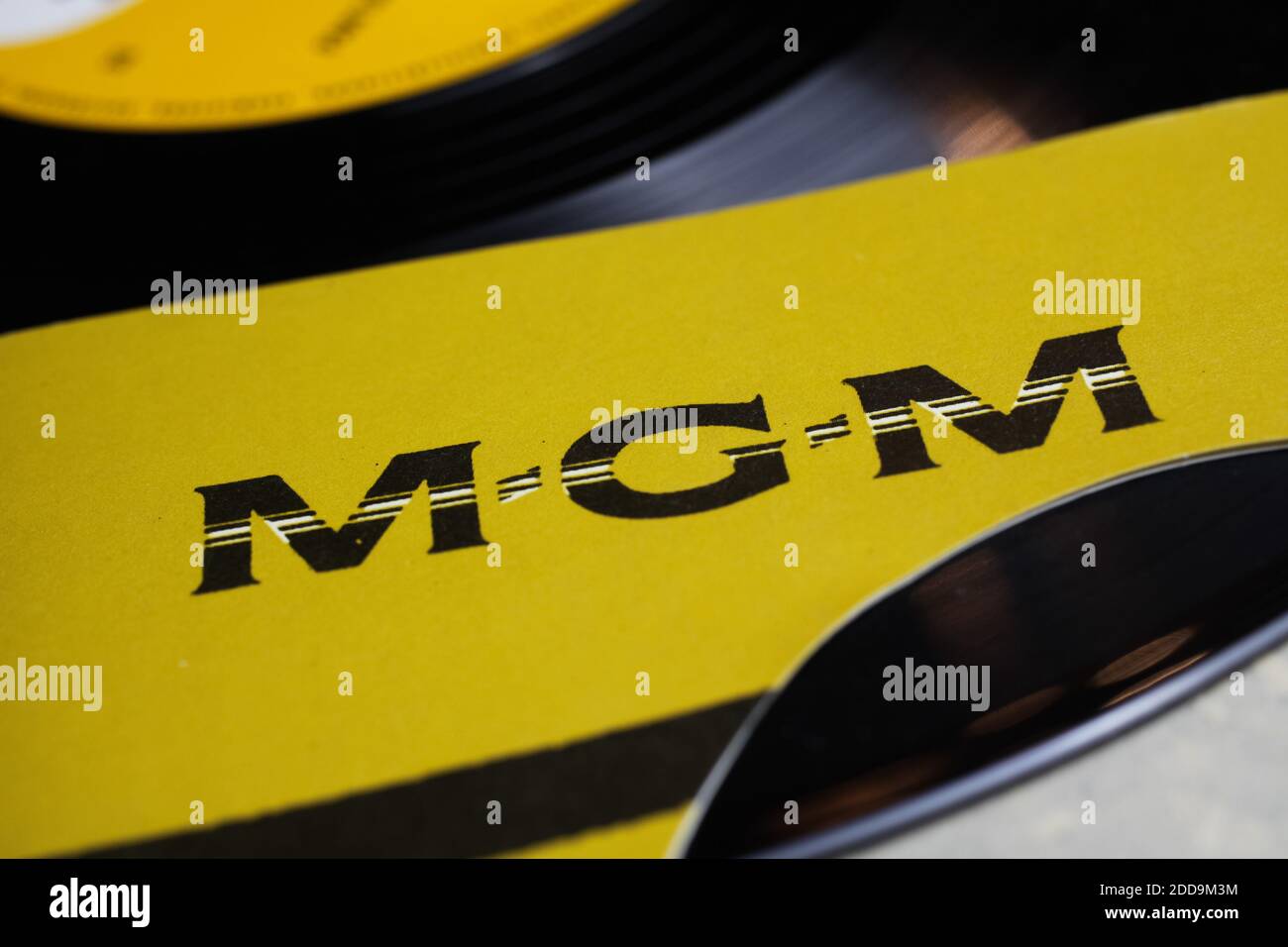 Viersen, Germania - 9 maggio. 2020: Primo piano di copertina singola in vinile isolato con logo dell'etichetta musicale mgm Foto Stock