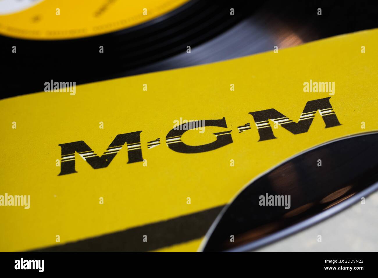 Viersen, Germania - 9 maggio. 2020: Primo piano di copertina singola in vinile isolato con logo dell'etichetta musicale mgm Foto Stock