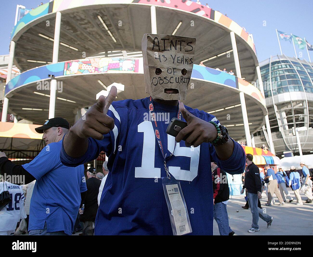 NESSUN FILM, NESSUN VIDEO, NESSUNA TV, NESSUN DOCUMENTARIO - il fan di Indianapolis Colts Emmett Cheri toglie i fan di Saints prima che i New Orleans Saints affrontino gli Indianapolis Colts in Super Bowl XLIV al Sun Life Stadium di Miami Gardens, FL, USA il 7 febbraio 2010. The New Orleans Saints Beat the Indianapolis Colts 31-17 Photo by C.M. Guerrero/Miami Herald/MCT/Cameleon/ABACAPRESS.COM Foto Stock