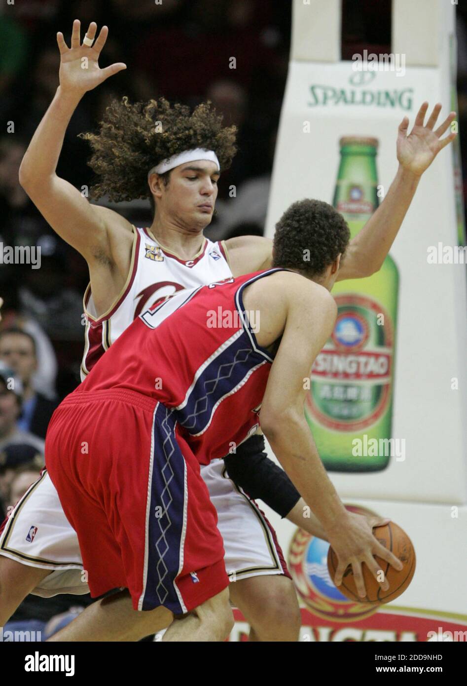 NESSUN FILM, NESSUN VIDEO, NESSUNA TV, NESSUN DOCUMENTARIO - Cleveland Cavaliers Anderson Varejao protegge New Jersey Nets' Brook Lopez nel quarto trimestre durante la partita di pallacanestro NBA, New Jersey Nets vs Cleveland Cavaliers alla Quicken Loans Arena a Cleveland, USA il 9 febbraio 2010. Cleveland ha vinto 104-97. Foto di Paul Tople/MCT/ABACAPRESS.COM Foto Stock