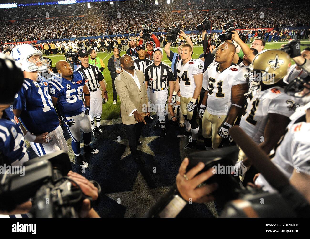 NESSUN FILM, NESSUN VIDEO, NESSUNA TV, NESSUN DOCUMENTARIO - ex-ex della Florida University of Florida e star della NFL Emmett Smith fa il lancio della moneta prima che i New Orleans Saints affrontino gli Indianapolis Colts in Super Bowl XLIV al Sun Life Stadium di Miami Gardens, FL, USA il 7 febbraio 2010. The New Orleans Saints Beat the Indianapolis Colts 31-17 Photo by Jim Rassol/South Florida Sun-Sentinel/MCT/ABACAPRESS.COM Foto Stock