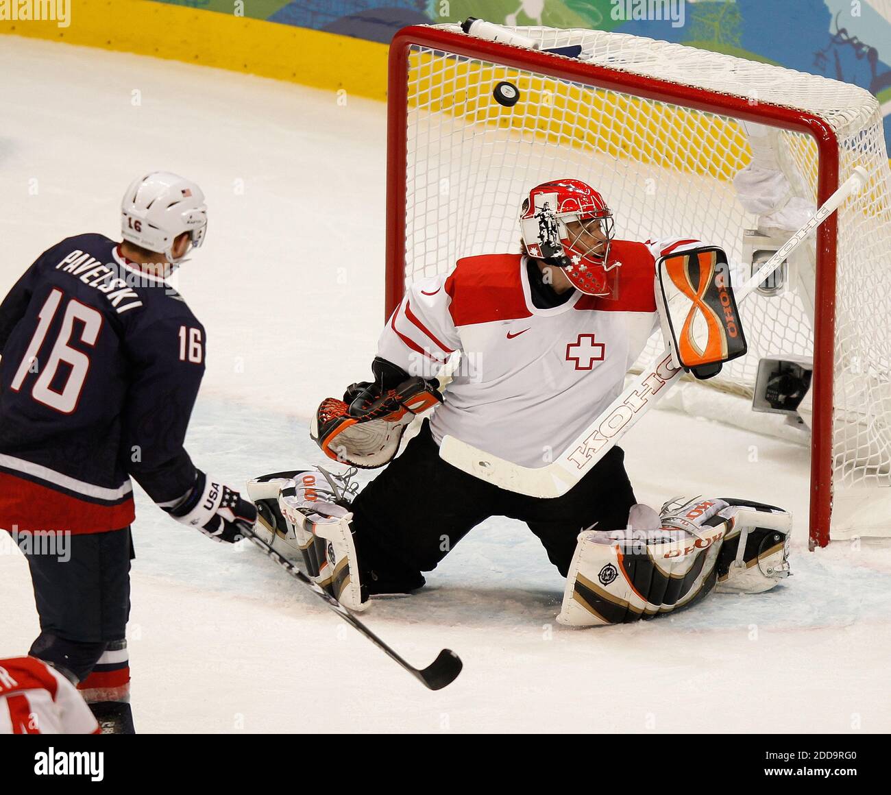 NESSUN FILM, NESSUN VIDEO, NESSUNA TV, NESSUN DOCUMENTARIO - Jonas Hiller (1) in Svizzera blocca una ripresa di Joe Pavelski (16) degli Stati Uniti nel gioco di hockey degli uomini durante le Olimpiadi invernali 2010 a Vancouver, British Columbia, mercoledì 24 febbraio 2010. Foto di Harry E. Walker/MCT/ABACAPRESS.COM Foto Stock