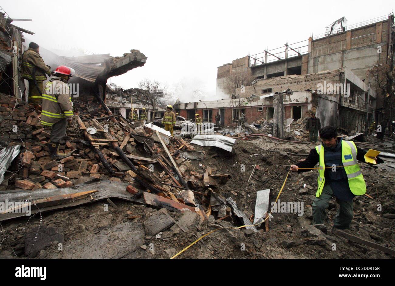 NO FILM, NO VIDEO, NO TV, NO DOCUMENTARIO - un investigatore della polizia afghana misura un cratere lasciato dietro dopo che una bomba è esplosa fuori di una piccola guest house usata dagli stranieri nel centro di Kabul, Afghanistan venerdì 26 febbraio 2010. L'esplosione è stata seguita da esplosioni più piccole e da sparatorie sporadiche, mentre la polizia ha cercato la zona per gli aggressori. I funzionari medici hanno detto che nove persone sono state uccise. Foto di Dion Nissenbaum/MCT/ABACAPRESS.COM Foto Stock