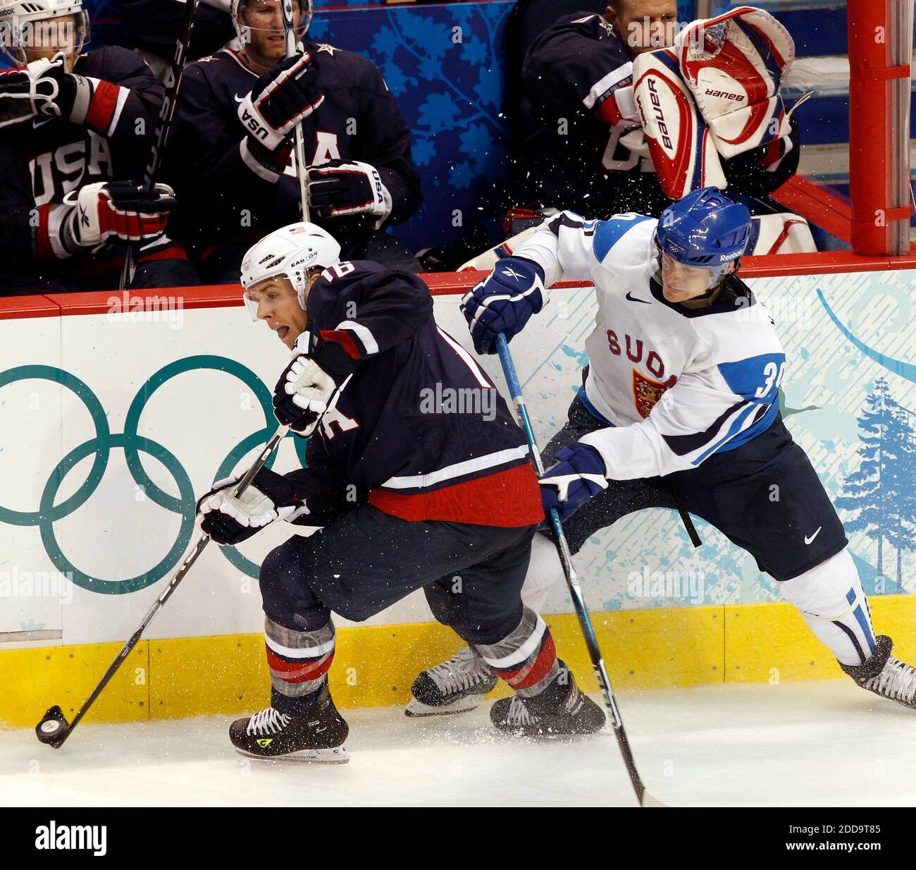 NESSUN FILM, NESSUN VIDEO, NESSUNA TV, NESSUN DOCUMENTARIO - Joe Pavelski degli Stati Uniti, a sinistra, e la Finlandia Niko Kapanen battaglia per il puck nel terzo periodo nella semifinale maschile di hockey Venerdì, 26 febbraio 2010, durante le Olimpiadi invernali 2010 a Vancouver, British Columbia. Foto di George Bridges/MCT/Cameleon/ABACAPRESS.COM Foto Stock