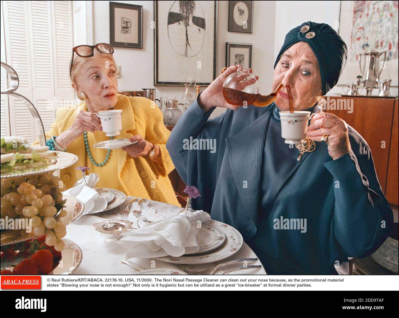 NESSUN FILM, NESSUN VIDEO, NIENTE TV, NESSUN DOCUMENTARIO - © RAUL RUBIERA/KRT/ABACA. 22178-10. USA, 11/2000. Il Nori Nasal Passage Cleaner può pulire il naso perché, come il materiale promozionale dichiara soffiando il naso non è sufficiente! Non solo è igienico, ma può essere utilizzato come un grande rompighiaccio per Foto Stock