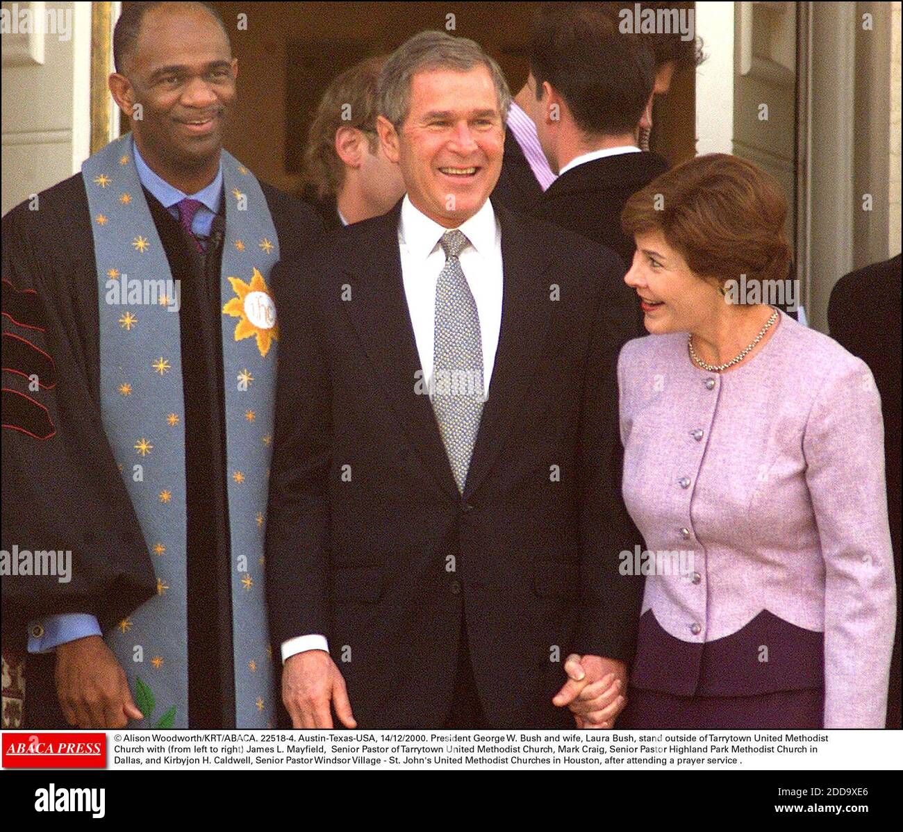 NESSUN FILM, NESSUN VIDEO, NESSUNA TV, NESSUN DOCUMENTARIO - © ALISON WOODWORTH/KRT/ABACA. 22518-4. Austin-Texas-USA, 14/12/2000. Il presidente George W. Bush e la moglie, Laura Bush, si trovano fuori dalla Chiesa Metodista unita di Tarrytown con (da sinistra a destra) James L. Mayfield, Pastore maggiore del Tarrytown United Methodist Foto Stock