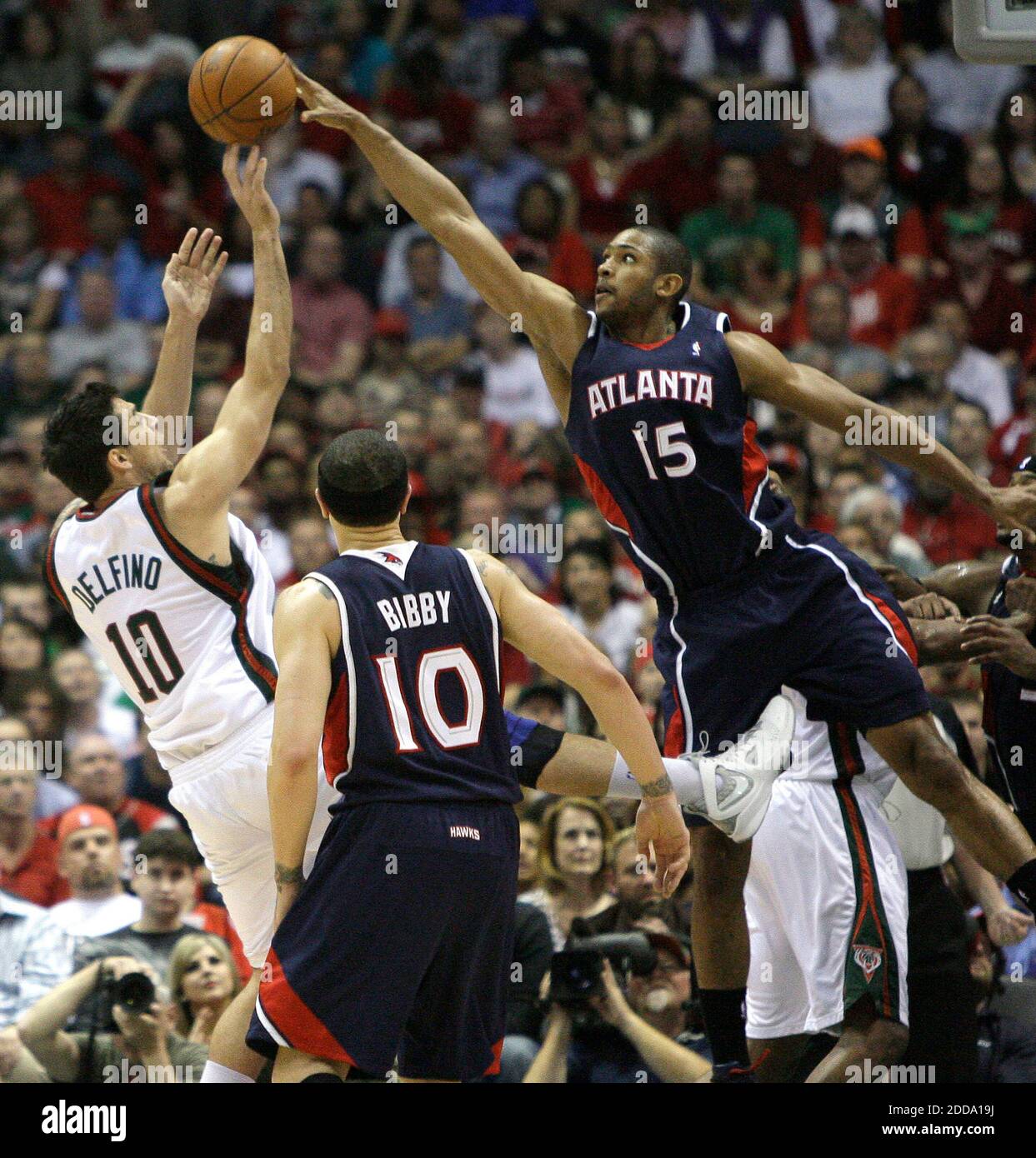 NESSUN FILM, NESSUN VIDEO, NESSUNA TV, NESSUN DOCUMENTARIO - l'Atlanta Hawks' al Horford (15) blocca una ripresa da Carlos Delfino dei Milwaukee Bucks durante l'azione in Game 6 dei quarti di finale della NBA Eastern Conference al Bradley Center a Milwaukee, WI, USA il 30 aprile 2010. I falchi sconfissero i Bucks, 83-69. Foto di Benny Sieu/Milwaukee Journal Sentinel/MCT/Cameleon/ABACAPRESS.COM Foto Stock