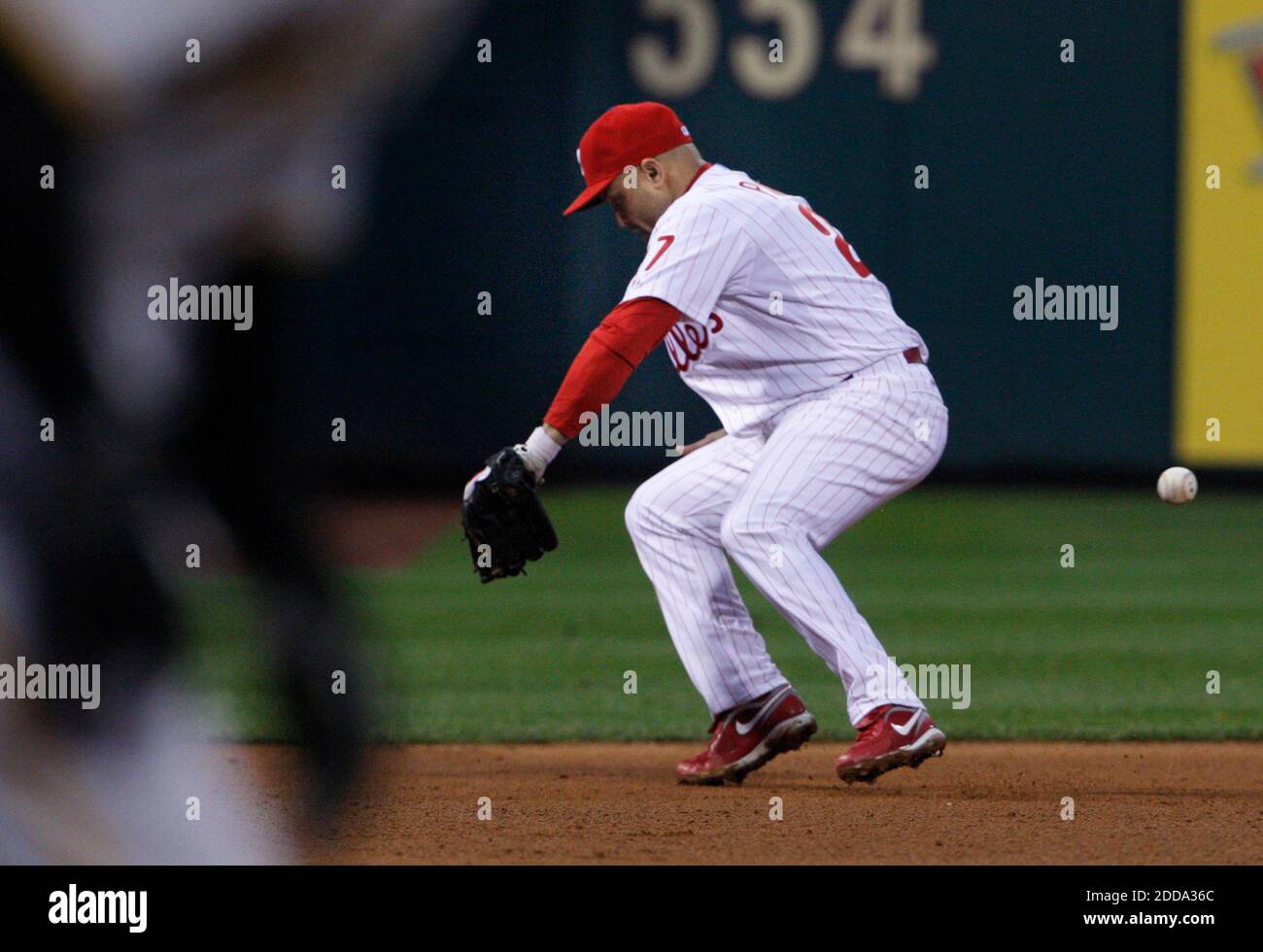 NO FILM, NO VIDEO, NO TV, NO DOCUMENTARIO - Filadelfia Phillies infedelder Placido Polanco non ha potuto gestire un grunder fuori il pipistrello di Andy LaRouche dei Pirati di Pittsburgh nel quinto inning a Philadelphia, PA, USA il 18 maggio 2010. Foto di Ron Cortes/Philadelphia Inquirer/MCT/Cameleon/ABACAPRESS.COM Foto Stock