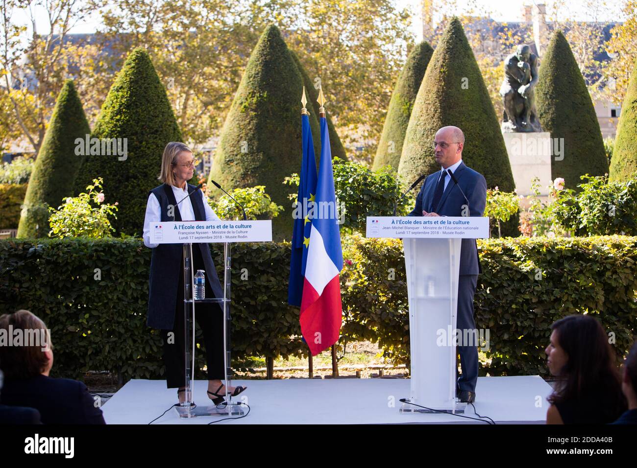 Jean-Michel Blanquer, ministro francese dell'istruzione nazionale, e Francoise Nyssen, ministro francese della cultura visitare il museo Rodin con una classe CM1 dalle scuole Lucie e Raymond Aubrac da Gennevilliers. I ministri presentano nuove riforme per insegnare l'educazione artistica e culturale. Foto di Raphaël Lafargue/ABACAPRESS.COM Foto Stock