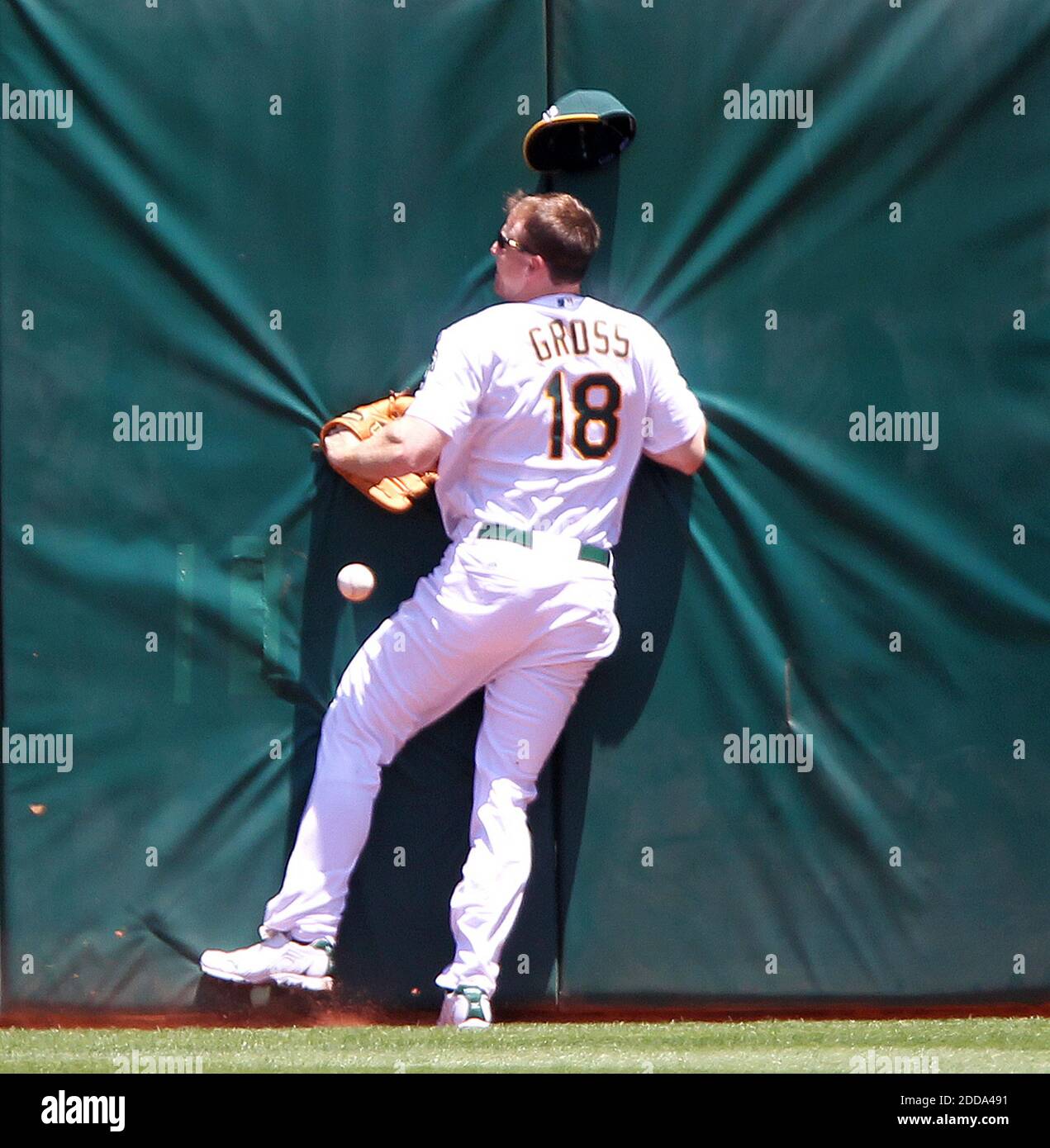 NESSUN FILM, NESSUN VIDEO, NESSUNA TV, NESSUN DOCUMENTARIO - il Fielder Gabe Gross del centro di atletica di Oakland colpisce il muro perché non riesce a trovare un successo del battter Hideki Matsui di Los Angeles Angels durante la partita di baseball MLB, Oakland Athletics vs Los Angeles Angels a Oakland, USA il 10 giugno 2010. L'atletica 6-1. Foto di Aric Crabb/MCT/Cameleon/ABACAPRESS.COM Foto Stock