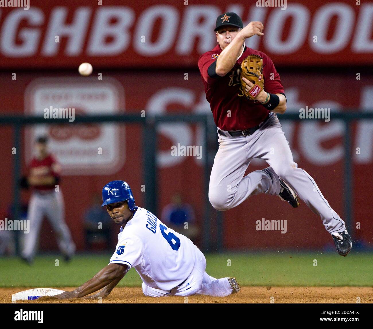 NO FILM, NO VIDEO, NO TV, NO DOCUMENTARIO - Houston Astros' Geoff Blum, giusto, È in grado di forzare Jose Guillen dei Kansas City Royals al secondo posto, ma non ha potuto completare il doppio gioco su Mike Aviles alla prima base nell'ottavo inning durante la partita di baseball della MLB al Kauffman Stadium di Kansas City Missouri, USA il 17 giugno 2010. Kansas City Royals ha vinto 15-7. Foto di John Sleezer/MCT/ABACAPRESS.COM Foto Stock