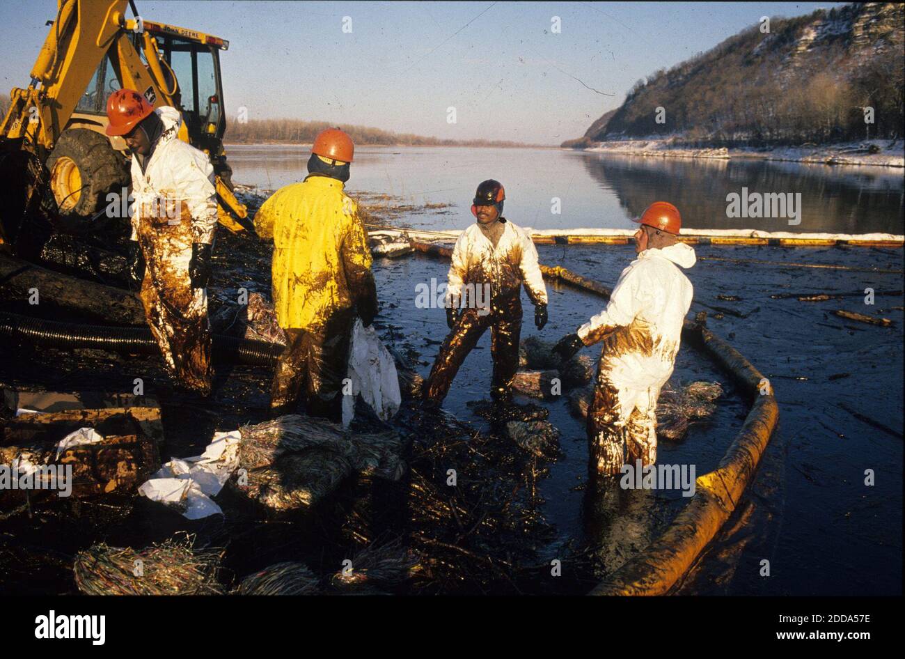 NESSUN FILM, NESSUN VIDEO, NESSUNA TV, NESSUN DOCUMENTARIO: I lavoratori puliscono i fanghi di petrolio dal fiume Gasconade vicino alla sua confluenza con il fiume Missouri, USA il 29 dicembre 1988. Gli uomini, dipendenti dei servizi Riedel Environmental di St. Louis, hanno aspirato l'olio in camion cisterna. Foto di Gary Bohn/St. Louis Post-Dispatch/MCT/ABACAPRESS.COM Foto Stock