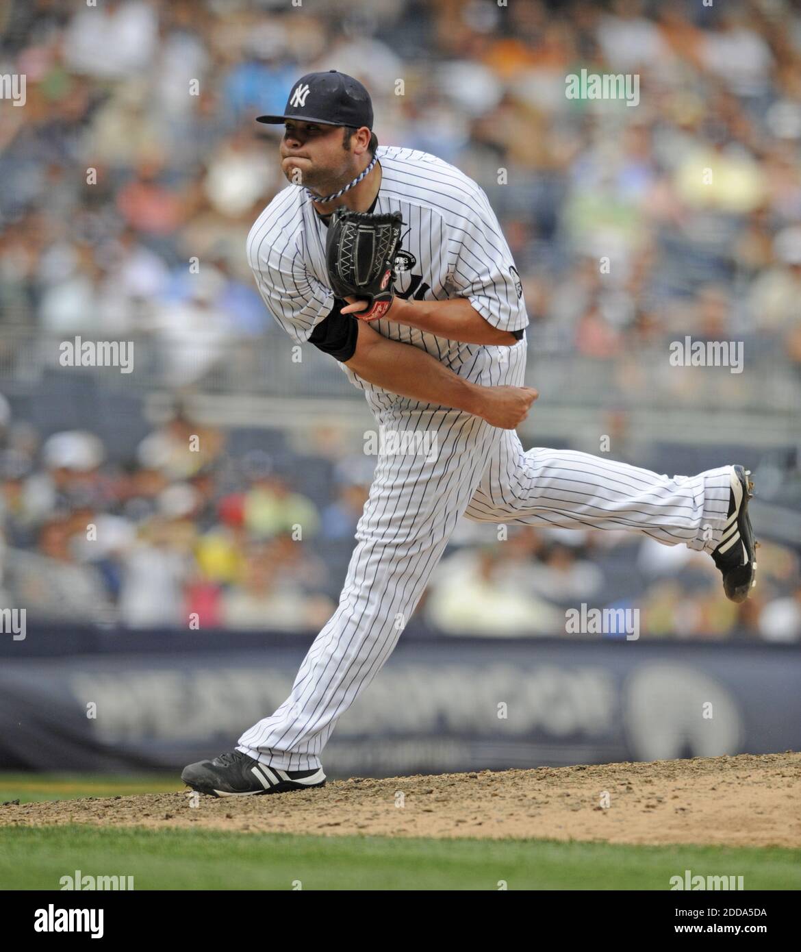 NESSUN FILM, NESSUN VIDEO, NESSUNA TV, NESSUN DOCUMENTARIO - New York Yankees rilievo lanciatore Joba Chamberlain in azione durante la partita di baseball MLB, New York Yankees vs Los Angeles Angels allo Yankee Stadium di New York, USA il 21 luglio 2010. Foto di David Pokress/MCT/ABACAPRESS.COM Foto Stock