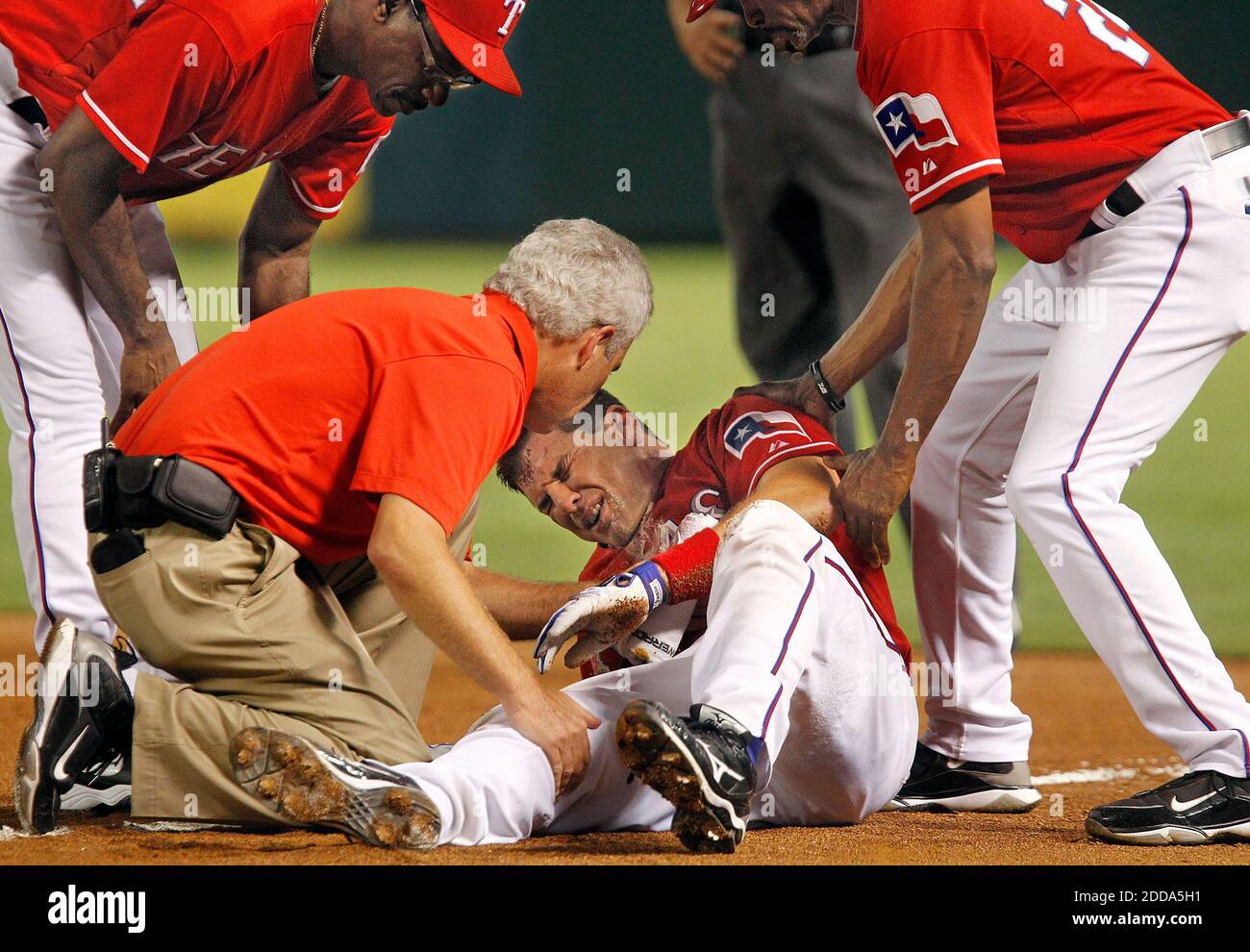 NESSUN FILM, NESSUN VIDEO, NESSUNA TV, NESSUN DOCUMENTARIO - il Texas Rangers' Matt Treanor grimaces in Pain after Falling mentre tenta di battere un tiro alla prima base durante il settimo inning durante la partita di baseball MLB, Texas Rangers vs Los Angeles Angels al Rangers Ballpark di Arlington, VA, USA il 23 luglio 2010. I Rangers sconfigge gli Angeli 1-0. Foto di Kelley Chinn/MCT/Cameleon/ABACAPRESS.COM Foto Stock