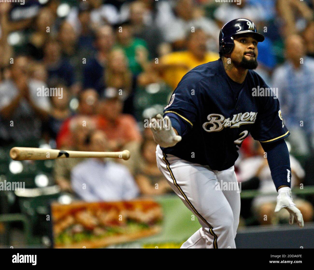 NESSUN FILM, NESSUN VIDEO, NESSUNA TV, NESSUN DOCUMENTARIO - il principe Fielder di Milwaukee Brewers guarda la sua corsa di casa nel settimo inning contro Sandy Rosario di Florida Marlins a Miller Park a Milwaukee, WI, USA il 23 settembre 2010. I Brewers hanno superato i Marlins, 8-3. Phoot di Benny Sieu/Milwaukee Journal Sentinel/MCT/Cameleon/ABACAPRESS.COM Foto Stock