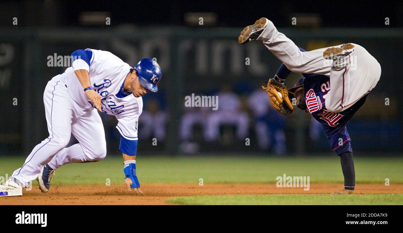 NESSUN FILM, NESSUN VIDEO, NESSUNA TV, NESSUN DOCUMENTARIO - il secondo baseman dei Minnesota Twins, Alexi Casilla, a destra, si ribalta su Mike Aviles dei Kansas City Royals dopo averlo taggato fuori provando a rubare la seconda base nel primo inning al Kauffman Stadium a Kansas City, MO, USA il 29 settembre 2010. Foto di John Sleezer/Kansas City Star/MCT/Cameleon/ABACAPRESS.COM Foto Stock