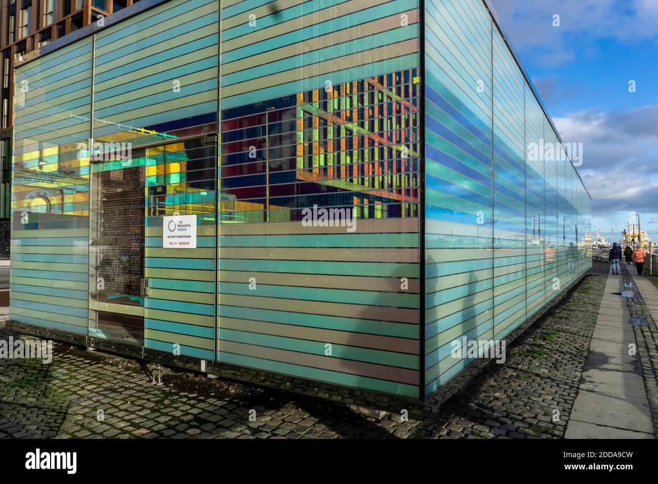 Questa installazione d'arte è stata creata dall'artista Martin Richman e traveste l'alloggiamento per una rete di tubi di gas, lungo il North Quay, a Dublino. Foto Stock