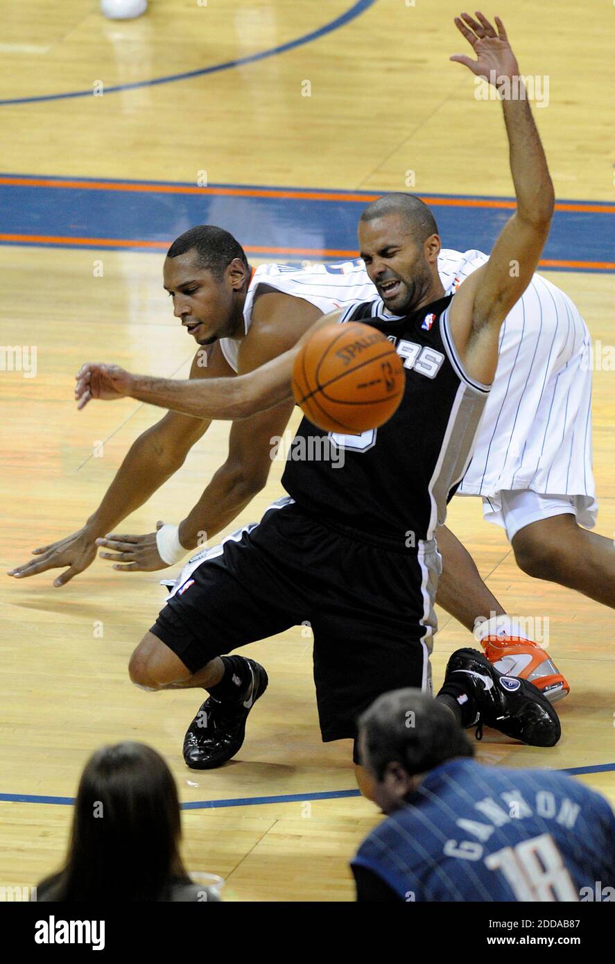 NO FILM, NO VIDEO, NO TV, NO DOCUMENTARIO - Tony Parker di San Antonio Spurs (9) e il diaw Boris di Charlotte Bobcats (32) si scontrano mentre si va dopo la palla durante la seconda metà a Time Warner Cable Arena a Charlotte, NC, USA l'8 novembre 2010. San Antonio vinse il 95-91. Foto di David T. Foster III/Charlotte Observer/MCT/ABACAPRESS.COM Foto Stock