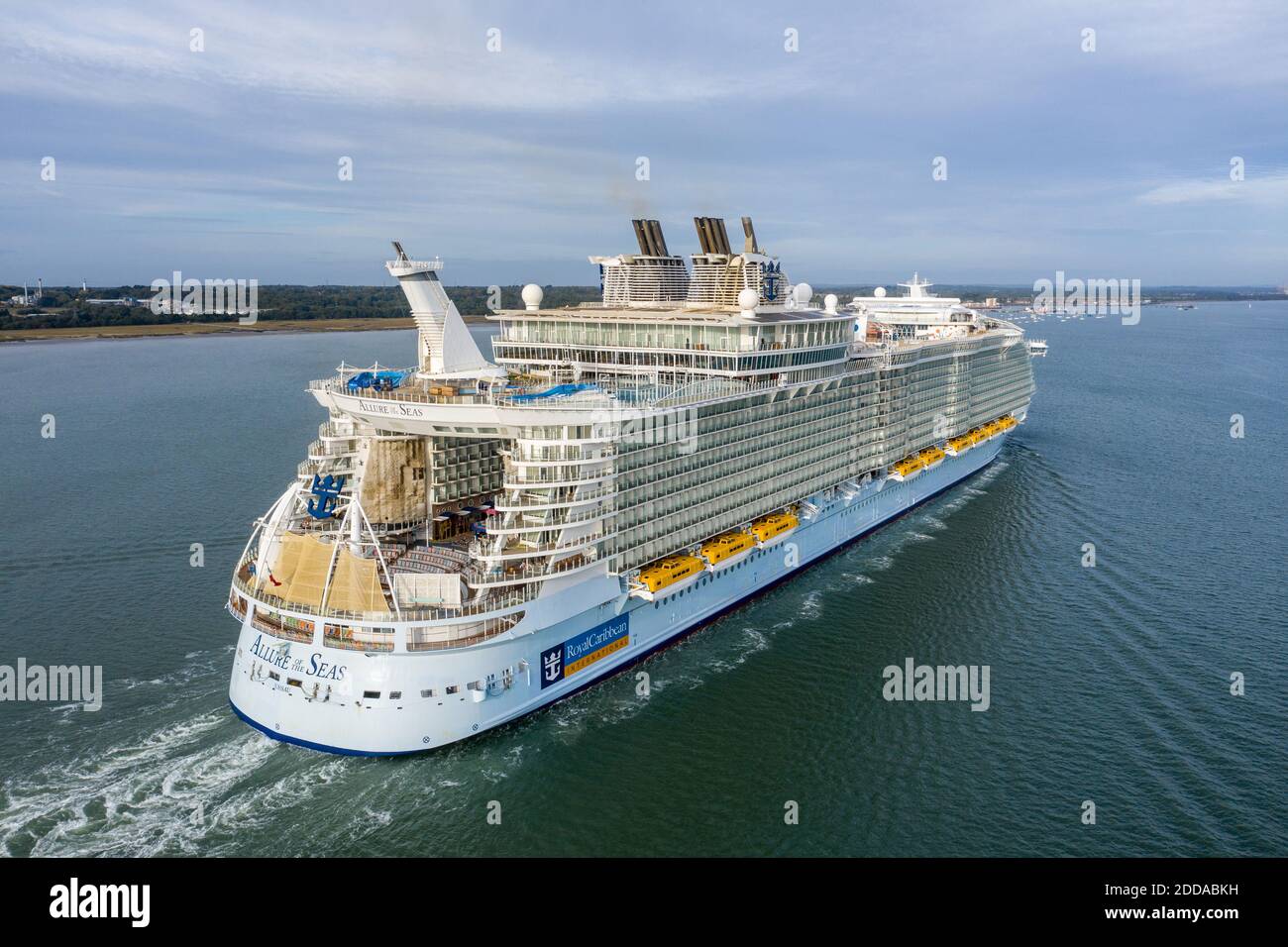 Allure of the Seas, Royal Caribbean nave da crociera in arrivo a Southampton porto vuoto a causa della pandemia Covid 19 Southampton, Inghilterra, 7 ottobre. Foto Stock