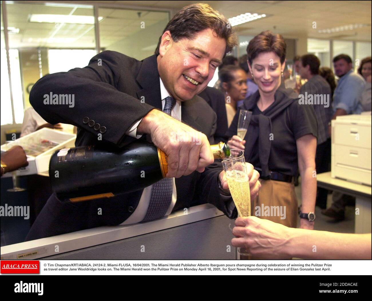 NESSUN FILM, NESSUN VIDEO, NESSUNA TV, NESSUN DOCUMENTARIO - © TIM CHAPMAN/KRT/ABACA. 24124-2. Miami-FL-USA, 16/04/2001. Il Miami Herald Publisher Alberto Ibarguen versa champagne durante la celebrazione della vincita del Premio Pulitzer, come guarda l'editore di viaggi Jane Wooldridge. Il Miami Herald ha vinto il premio Pulitzer Foto Stock