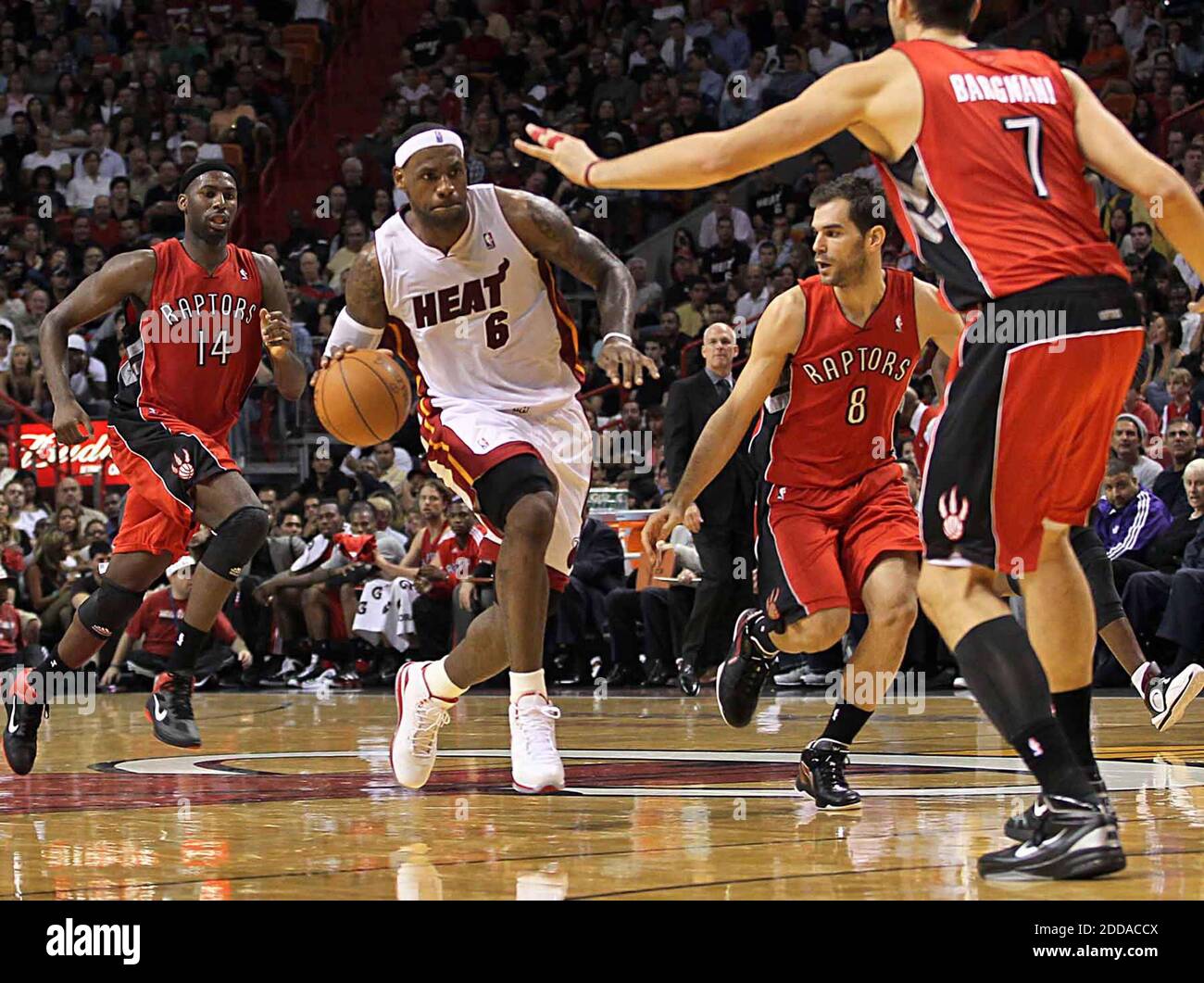 NESSUN FILM, NESSUN VIDEO, NESSUNA TV, NESSUN DOCUMENTARIO - il Miami Heat's LeBron James (6) guida al cesto contro i Toronto Raptors all'American Airlines Arena di Miami, Florida, sabato 13 novembre 2010. Foto di al Diaz/Miami Herald/MCT/Cameleon/ABACAPRESS.COM Foto Stock