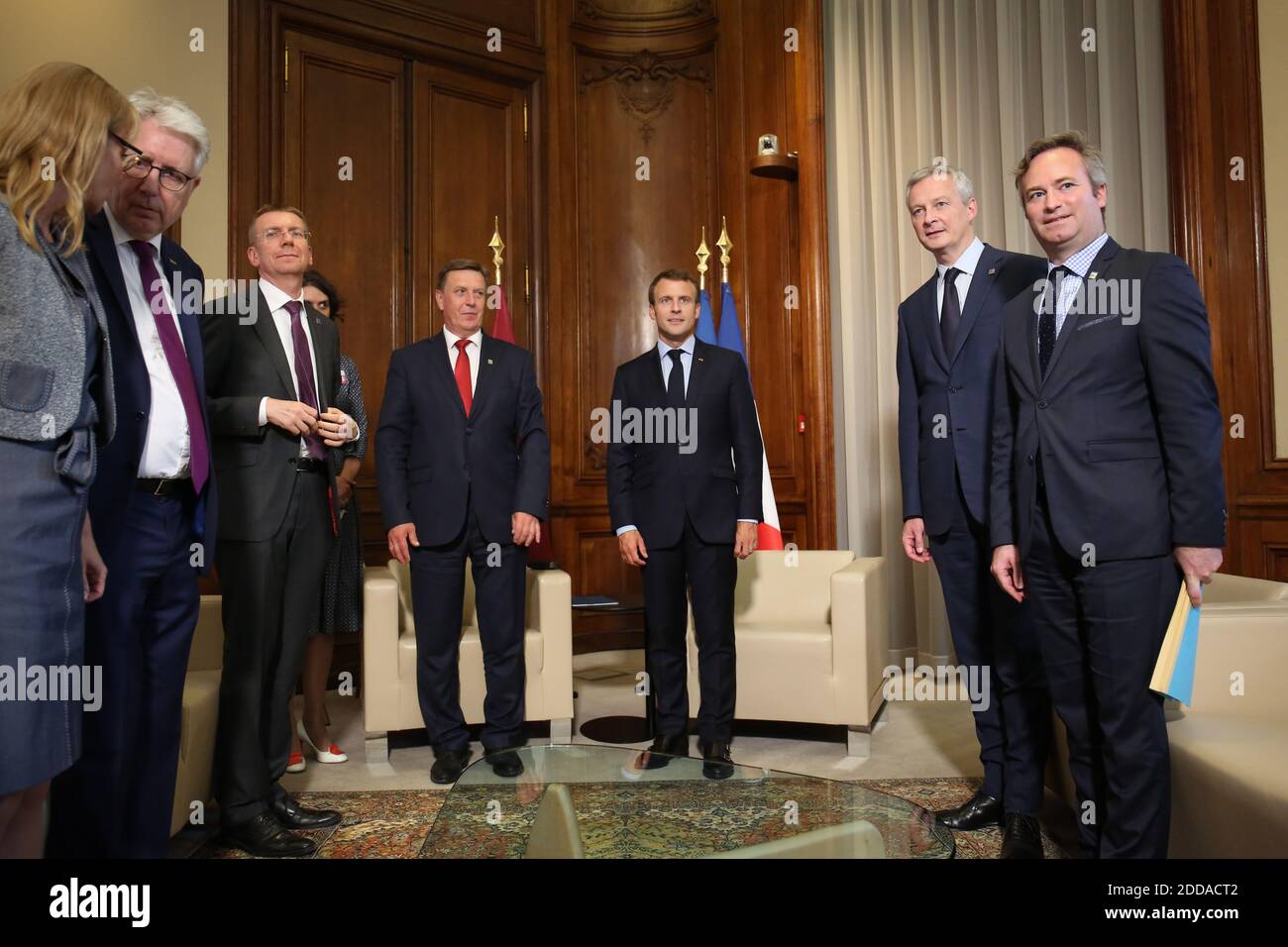 Il presidente francese Emmanuel Macron (R) stringe le mani con il primo ministro lettone Maris Kuchinskis durante la riunione del consiglio ministeriale dell'Organizzazione per la cooperazione e lo sviluppo economico (OCSE) sul tema "rifondare il multilateralismo" a Parigi, il 30 maggio 2018. Foto di Hamilton/pool/ABACAPRESS.COM Foto Stock