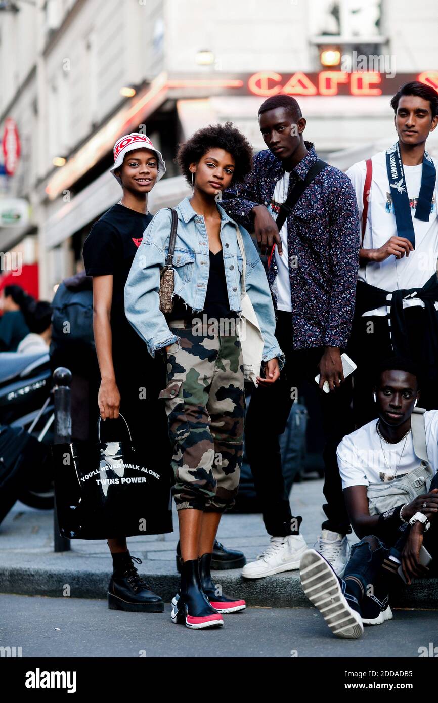Street style, modella Aaliyah Hydes e Theresa Hayes dopo la mostra di  abbigliamento maschile Primavera-Estate 2019 di Kenzo, tenutasi alla Maison  de la Mutualite, a Parigi, Francia, il 24 giugno 2018. Foto