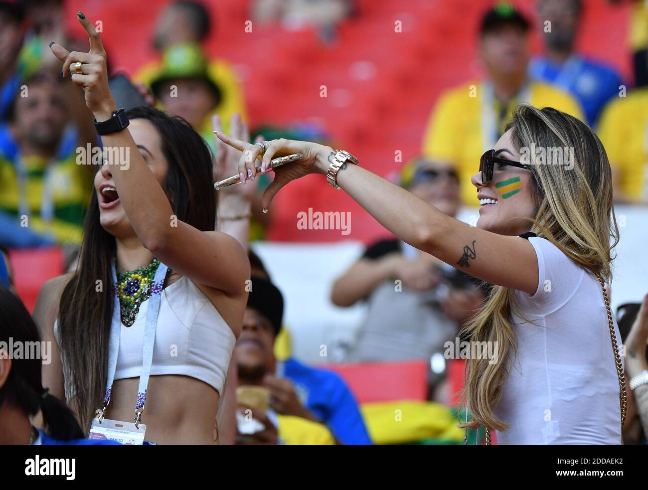 Larissa Pereira, 25 anni, moglie del 26° giocatore brasiliano Roberto Firmino alla Coppa del mondo FIFA Brasile contro Serbia, allo Stadio Spartak di Mosca, Russia, il 27 giugno 2018. Foto di Christian Liegi/ABACAPRESS.COM Foto Stock