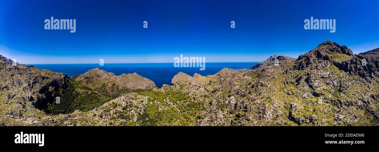 Spagna, Maiorca, SA Calobra, vista in elicottero sulla vetta della Serra de Tramuntana durante l'estate Foto Stock