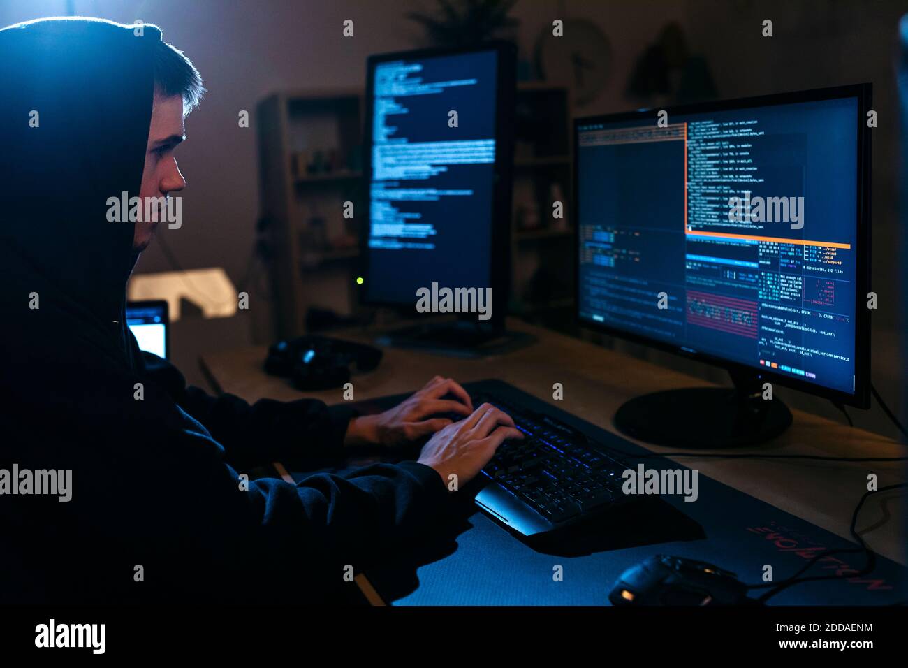 Giovane uomo che usa il computer mentre lavora al tavolo Foto Stock