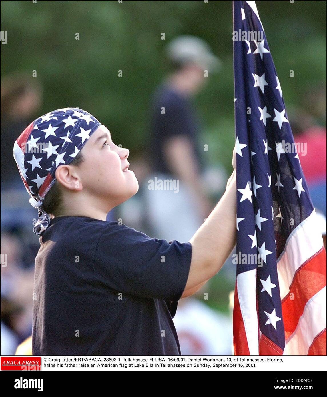 NESSUN FILM, NESSUN VIDEO, NIENTE TV, NESSUN DOCUMENTARIO - © CRAIG LITTEN/KRT/ABACA. 28693-1. Tallahassee-FL-USA. 16/09/01. Daniel Workman, 10 anni, di Tallahassee, Florida, aiuta suo padre a sollevare una bandiera americana a Lake Ella, a Tallahassee, domenica 16 settembre 2001. Foto Stock