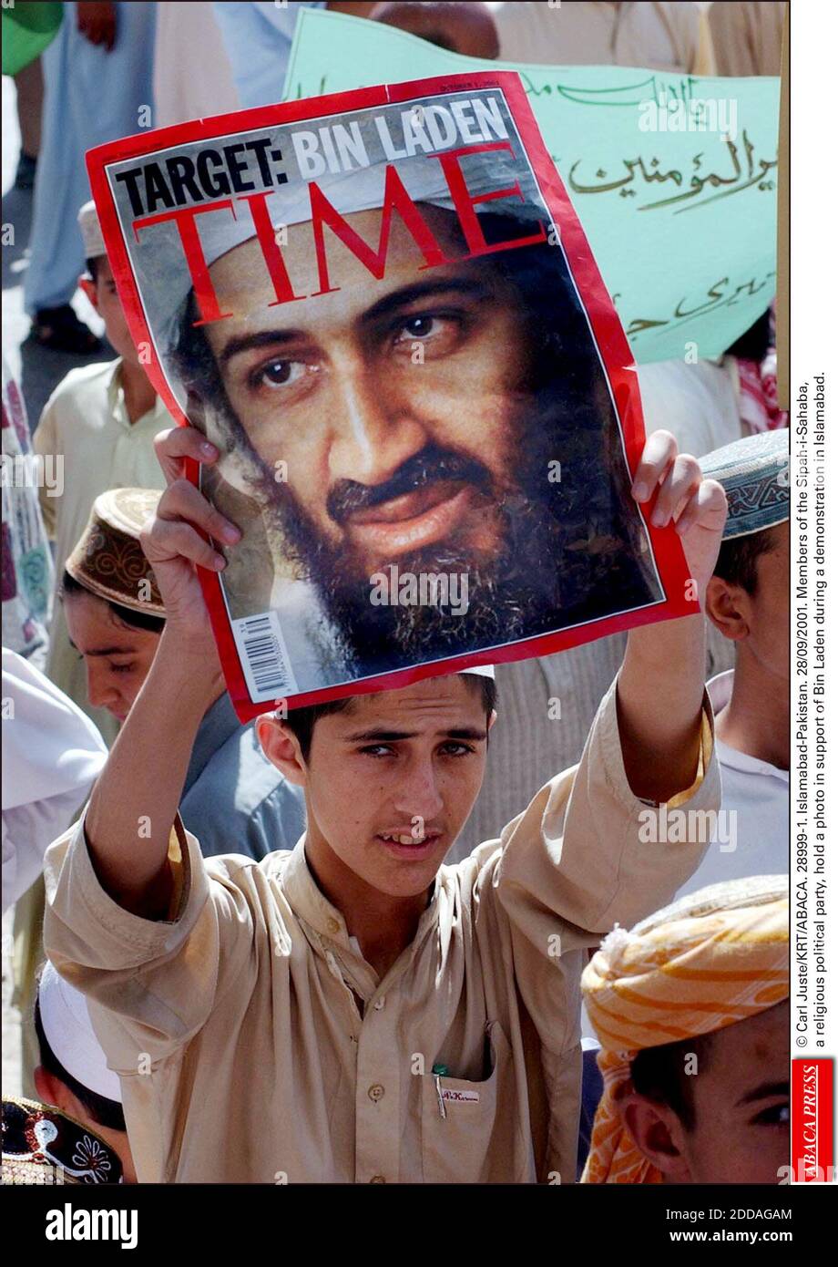 NESSUN FILM, NESSUN VIDEO, NIENTE TV, NESSUN DOCUMENTARIO - © CARL JUSTE/KRT/ABACA. 28999-1. Islamabad-Pakistan. 28/09/2001. I membri del partito politico religioso Sipah-i-Sahaba hanno una foto a sostegno di Bin Laden durante una manifestazione a Islamabad. Foto Stock