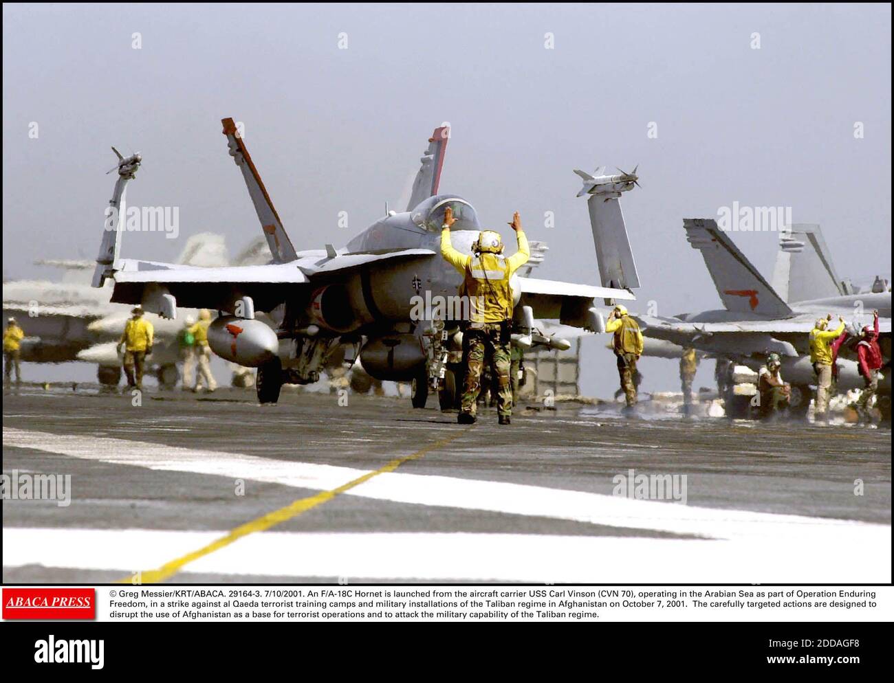 NIENTE FILM, NIENTE VIDEO, NIENTE TV, NIENTE DOCUMENTARIO - © GREG MESSIER/KRT/ABACA. 29164-3. 10/7/2001. Un F/A-18C Hornet è lanciato dalla portaerei USS Carl Vinson (CVN 70), che opera nel Mar Arabico come parte dell'operazione Enduring Freedom, in uno sciopero contro al Qaeda campi di addestramento del terrorismo e m Foto Stock