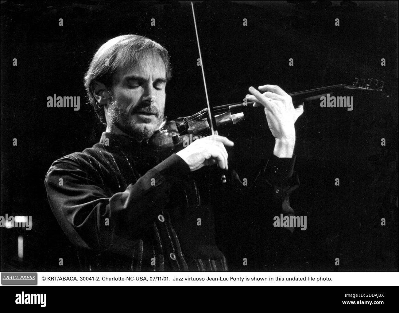 NESSUN FILM, NESSUN VIDEO, NESSUNA TV, NESSUN DOCUMENTARIO - © KRT/ABACA. 30041-1. Charlotte-NC-USA, 07/11/01. Il virtuoso jazz Jean-Luc Ponty è mostrato in questa foto non datata. Foto Stock