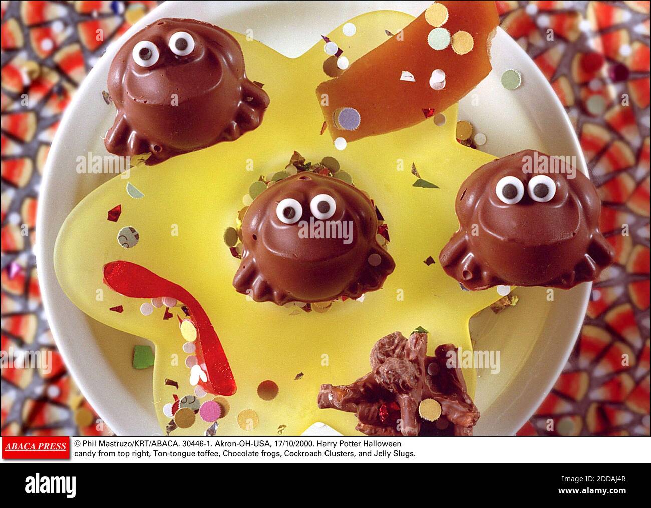 NESSUN FILM, NESSUN VIDEO, NESSUNA TV, NESSUN DOCUMENTARIO - © PHIL MASTRUZO/KRT/ABACA. 30446-1. Akron-OH-USA, 17/10/2000. Caramella di Halloween di Harry Potter dall'alto a destra, tofee della lingua del tonnellata, rane del cioccolato, Clusters del cockroach e slugs della gelatina. Foto Stock