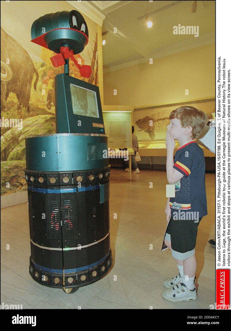 NO FILM, NO VIDEO, NO TV, NO DOCUMENTARIO - © JASON COHN/KRT/ABACA.31157-1. Pittsburgh-PA-USA,15/07/98. Ed Quigley, 7 anni, della Beaver County, Pennsylvania, ascolta Sage, la prima guida turistica robotica al mondo al Carnegie Museum of Natural History. Il robot guida i visitatori attraverso la mostra e st Foto Stock