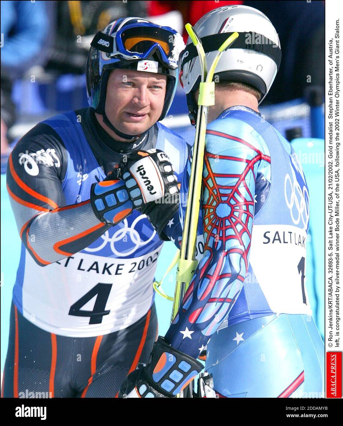 NESSUN FILM, NESSUN VIDEO, NESSUNA TV, NESSUN DOCUMENTARIO - © RON JENKINS/KRT/ABACA. 32693-5. Salt Lake City-UT-USA, 21/02/2002. La medaglia d'oro Stephan Eberharter, dell'Austria, a sinistra, si congratula con il vincitore della medaglia d'argento Bode Miller, degli Stati Uniti, in seguito alle Olimpiadi invernali del 2002, il giant Slalom maschile. Foto Stock