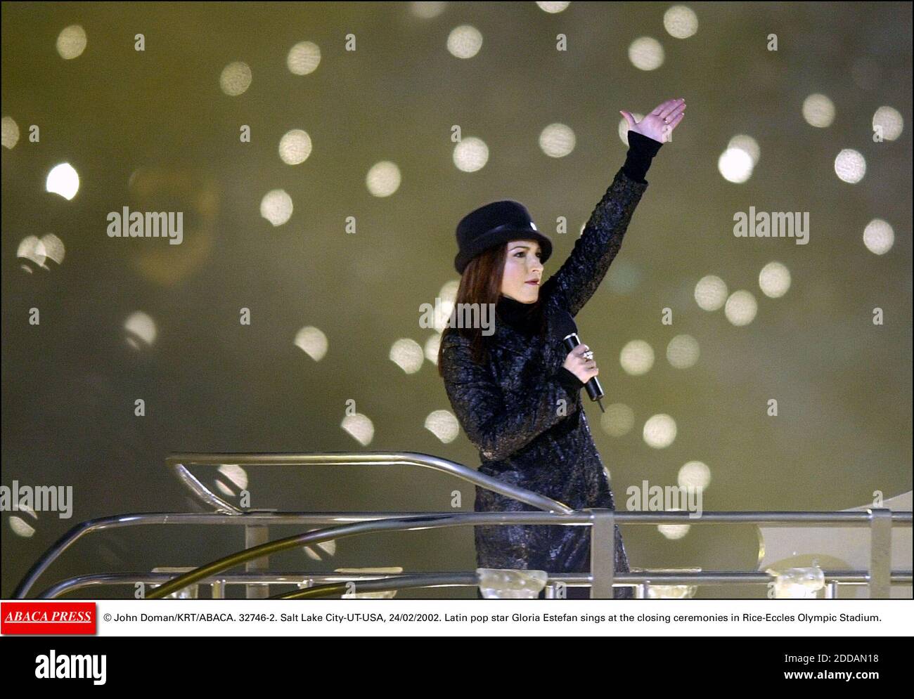 NESSUN FILM, NESSUN VIDEO, NESSUNA TV, NESSUN DOCUMENTARIO - © JOHN DOMAN/KRT/ABACA. 32746-2. Salt Lake City-UT-USA, 24/02/2002. La pop star latina Gloria Estefan canta alle cerimonie di chiusura dello stadio olimpico del riso-Eccles. Foto Stock