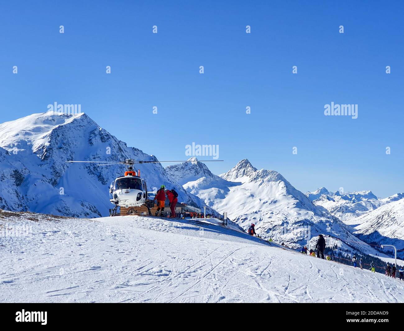 Elicottero sulla pista da sci, salvataggio Foto Stock