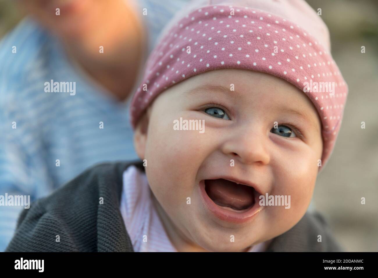 Carina ragazza bambino ridendo Foto Stock