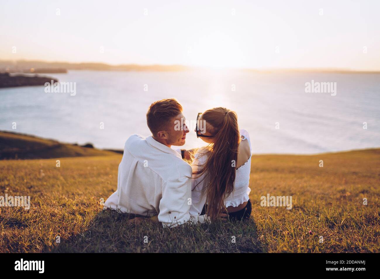 Romantica coppia rilassante in collina a Mirador de la Providencia, Gijon, Spagna Foto Stock