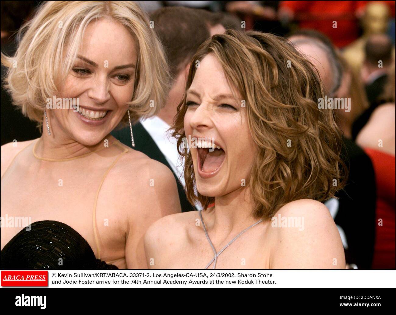 NESSUN FILM, NESSUN VIDEO, NESSUNA TV, NESSUN DOCUMENTARIO - © KEVIN SULLIVAN/KRT/ABACA. 33371-2. Los Angeles-CA-USA, 24/3/2002. Sharon Stone e Jodie Foster arrivano per la 74a edizione del premio annuale Academy al nuovo Kodak Theatre. Foto Stock