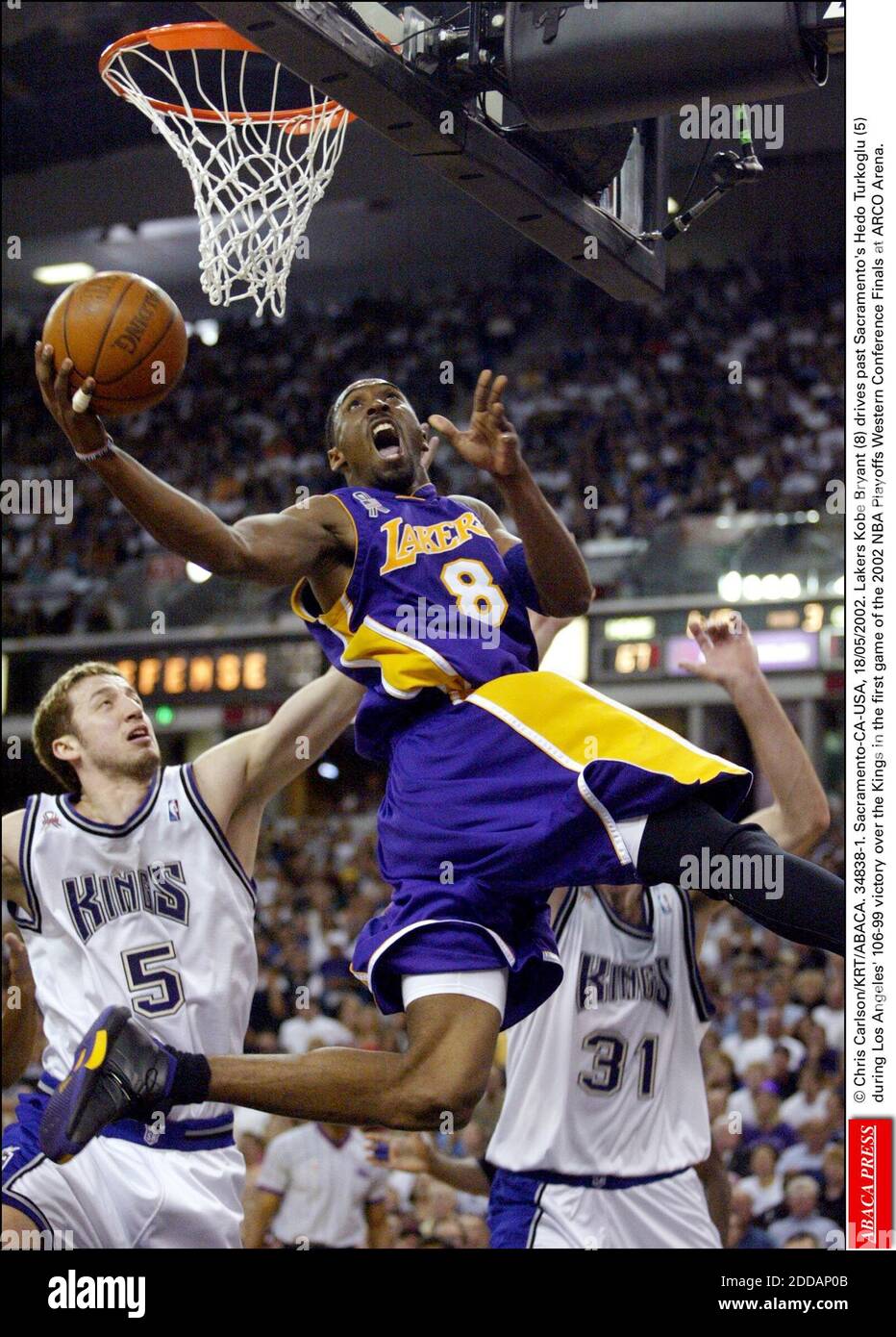 NESSUN FILM, NESSUN VIDEO, NIENTE TV, NESSUN DOCUMENTARIO - © CHRIS CARLSON/KRT/ABACA. 34838-1. Sacramento-CA-USA, 18/05/2002. Lakers Kobe Bryant (8) supera Hedo Turkoglu di Sacramento (5) durante la vittoria di Los Angeles del 106-99 sui Re nella prima partita delle finali della Western Conference di NBA 2002 Foto Stock