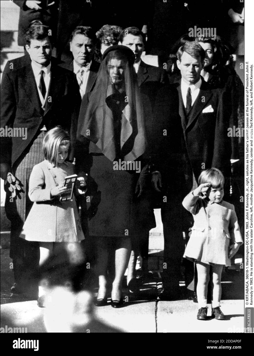 NESSUN FILM, NESSUN VIDEO, NESSUNA TV, NESSUN DOCUMENTARIO - © KRT/ABACA. 36018-1. Washington-DC-USA, 1963. John F. Kennedy, Jr., a destra, saluta come il cazzo del suo padre passa ai funerali del presidente John F. Kennedy in 1963. È in piedi con la sorella Caroline, a sinistra, madre Jacqueline Kennedy-Onassis, centro Foto Stock