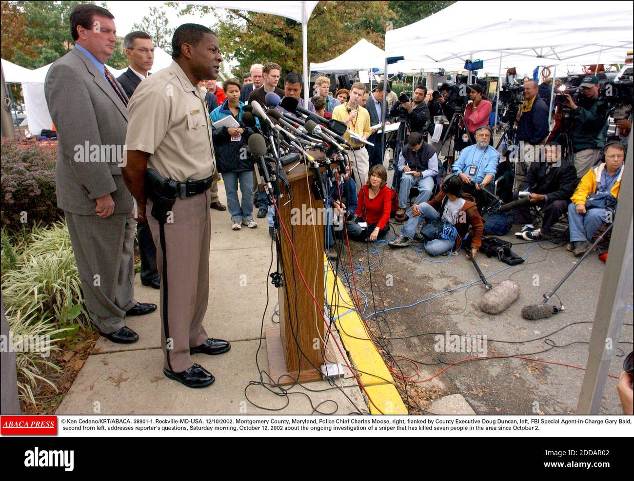 NESSUN FILM, NESSUN VIDEO, NO TV, NESSUN DOCUMENTARIO - © KEN CEDENO/KRT/ABACA. 38901-1. Rockville-MD-USA. 12/10/2002. Montgomery County, Maryland, il capo della polizia Charles Moose, a destra, affiancato dall'esecutivo della contea Doug Duncan, a sinistra, l'agente speciale FBI Gary Bald, secondo da sinistra, si rivolge alla "que" del reporter Foto Stock