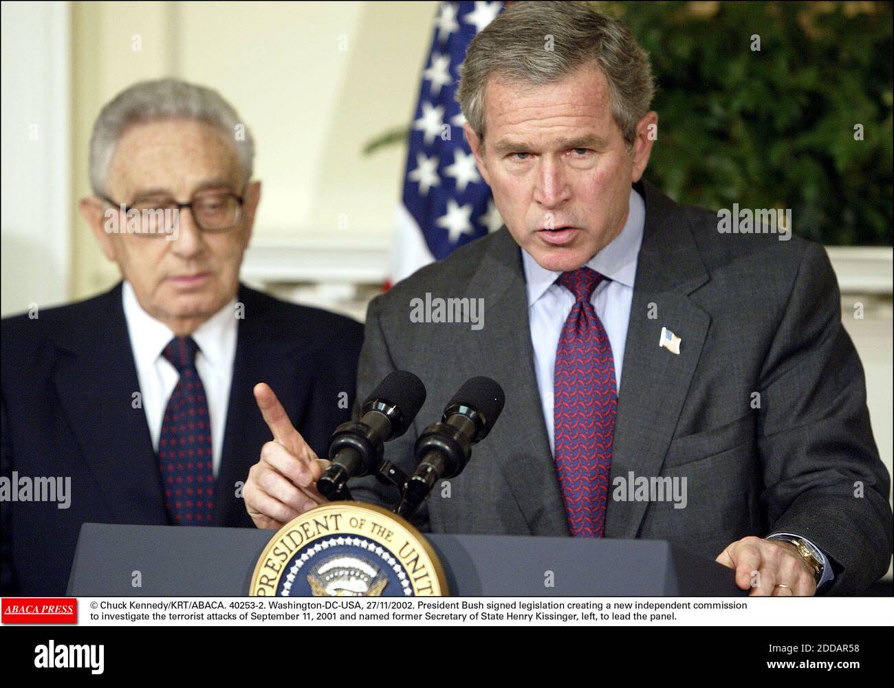 NESSUN FILM, NESSUN VIDEO, NESSUNA TV, NESSUN DOCUMENTARIO - © CHUCK KENNEDY/KRT/ABACA. 40253-2. Washington-DC-USA, 27/11/2002. Il presidente Bush ha firmato una legislazione che crea una nuova commissione indipendente per indagare sugli attacchi terroristici del 11 settembre 2001 e nominato ex segretario di Stato Henry Kissinger, sinistra Foto Stock