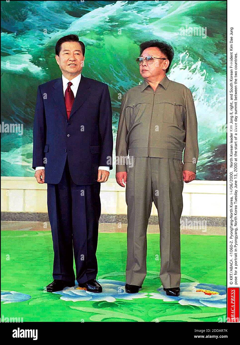 NESSUN FILM, NESSUN VIDEO, NESSUNA TV, NESSUN DOCUMENTARIO - il leader nordcoreano Kim Jong-il è morto all'età di 69 anni, la televisione statale ha annunciato. Kim, che ha guidato la nazione comunista dalla morte del padre nel 1994, è morto su un treno durante la visita di una zona al di fuori della capitale, ha detto l'annuncio. Ha subito un colpo nel 2008 ed è stato assente dalla vista pubblica per mesi. Il suo successore designato è creduto essere il suo terzo figlio, Kim Jong-un, che è pensato per essere nel suo fine 20s. Foto file © KRT/ABACA. 41060-2. Pyongyang-Corea del Nord, 14/06/2000. Leader nordcoreano Kim Jong il, destra e sud Foto Stock